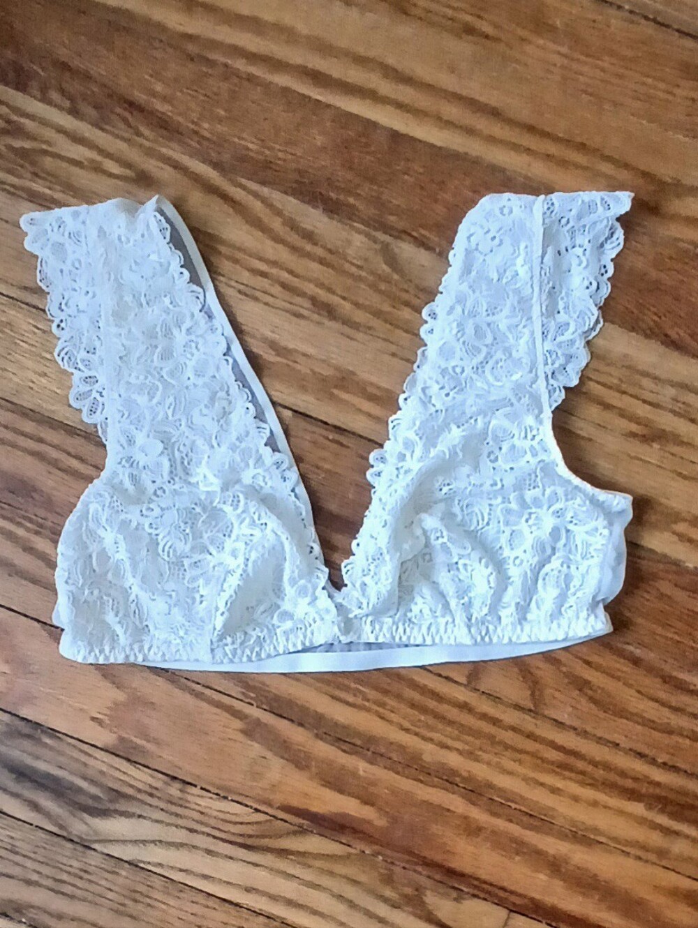 Victoria's Secret  Lace V-Neck Bralette - Picture 3 of 7